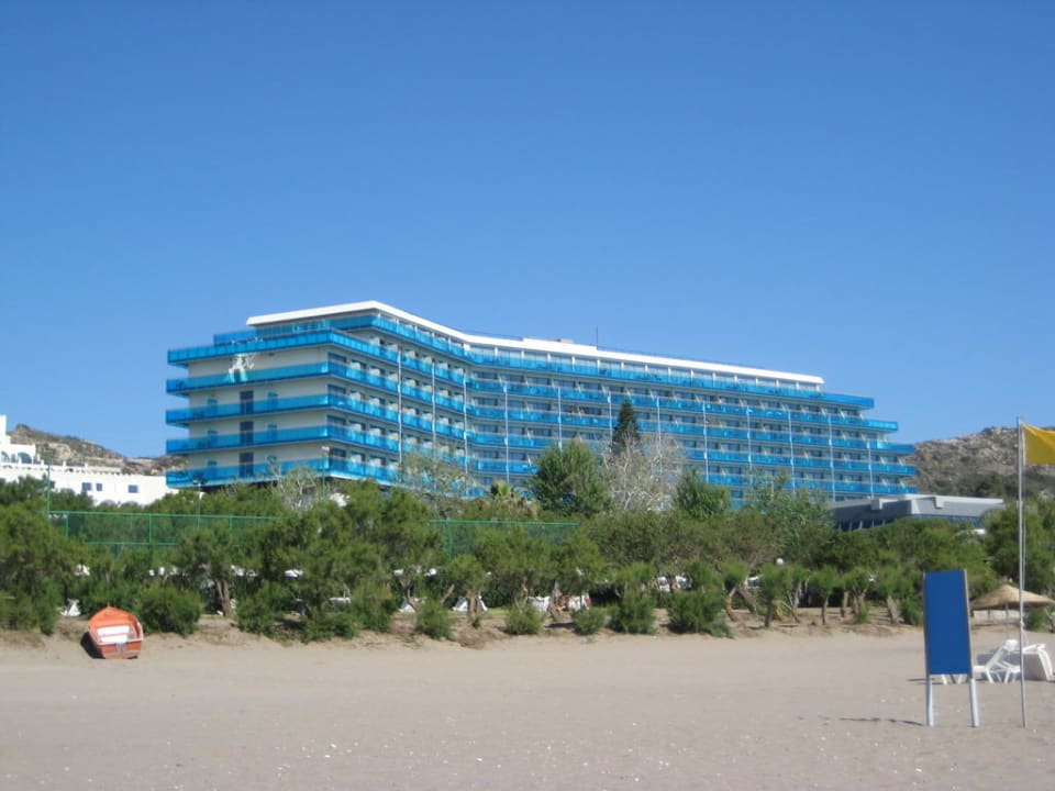 Blick vom Strand auf das Hotel Hotel Calypso Beach