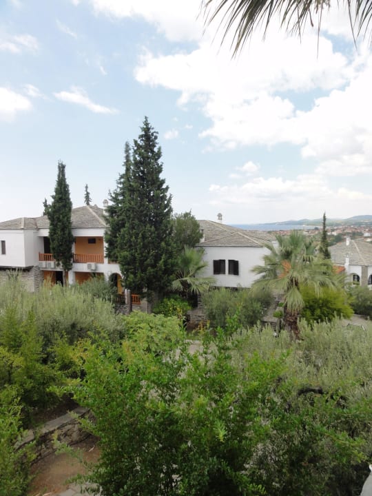 Eines der Häuser mit den Zimmern Hotel Geranion Village