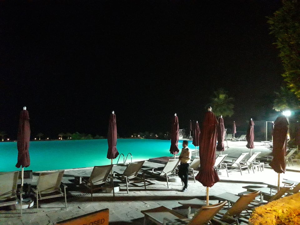 Pool The Cove Rotana Resort