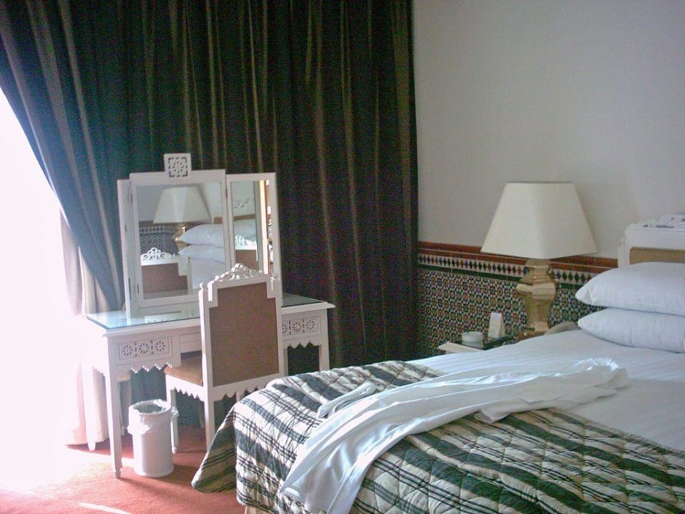 Die Schminkecke im Schlafzimmer Al Bustan Palace - A Ritz-Carlton Hotel