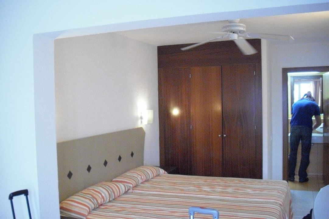 Schrank und Bett  SBH Hotel Taro Beach