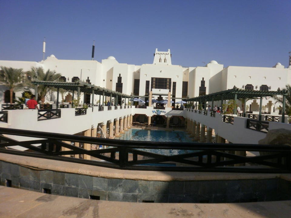 Blickrichtung Haupthaus mit Restaurant Sharm Plaza