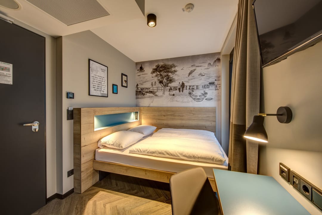 Zimmer Schulz Hotel Berlin Wall at the East Side Gallery