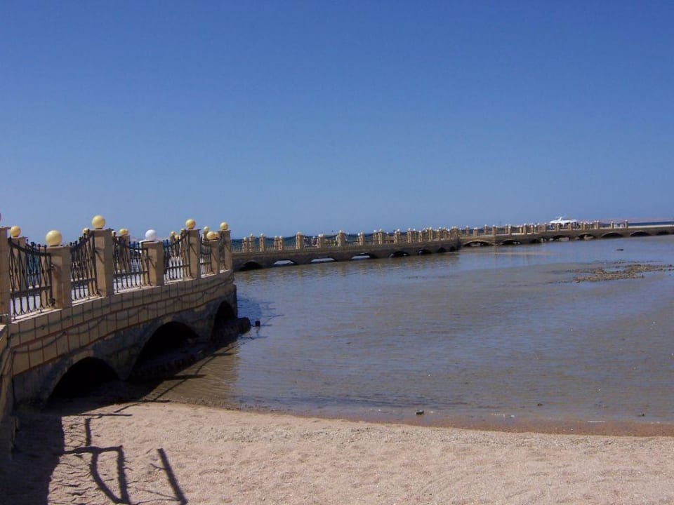 Grenze zum Nachbarhotel am Strand Pickalbatros Dana Beach Resort - Hurghada
