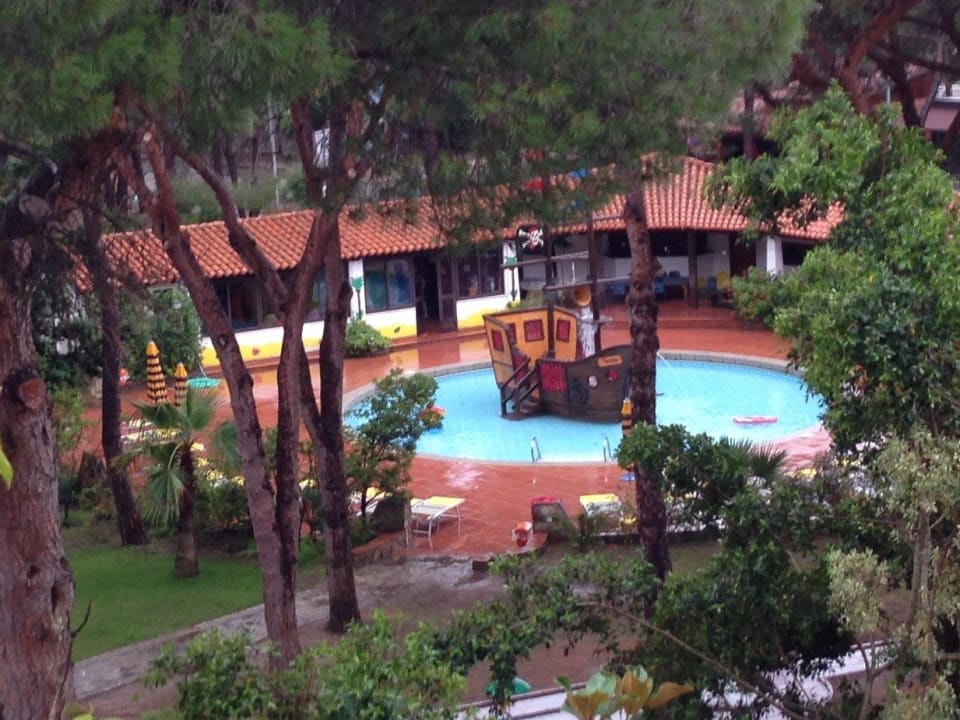 Planschbecken mit Piratenschiff und Kinderbetreuun Tirreno Resort