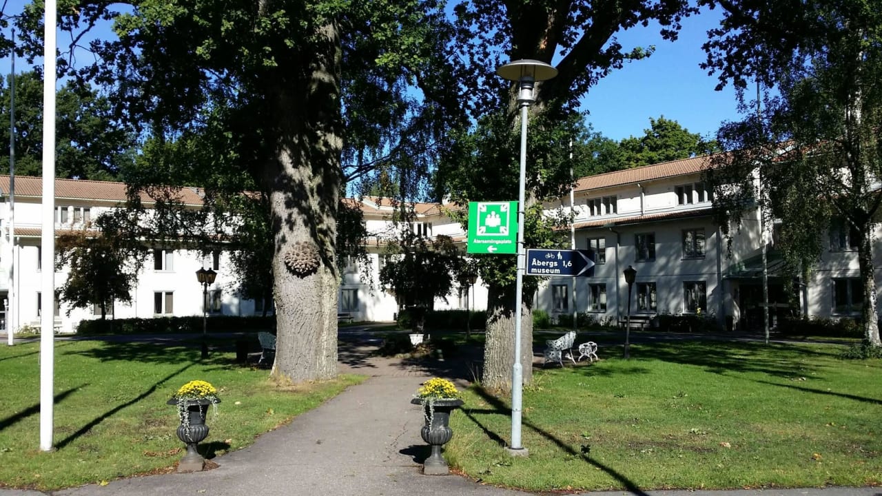 Vom Haupthaus zuen Schlafhäusern Aronsborgs Konferenshotell