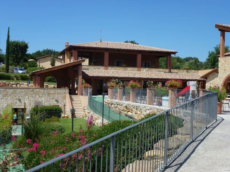 Blick aus Richtung der Innenanlage auf den Eingang Borgo Magliano Garden Resort