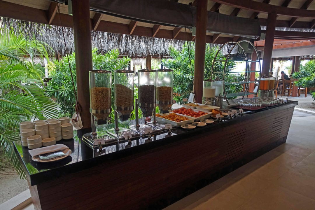 Cerealien und Obst auf dem Frühstücksbüffet Summer Island Maldives