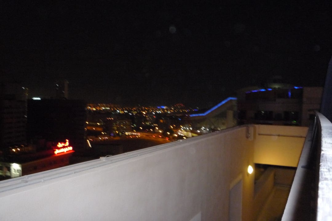 Dubai bei Nacht vom Pooldeck Citymax Hotel Al Barsha