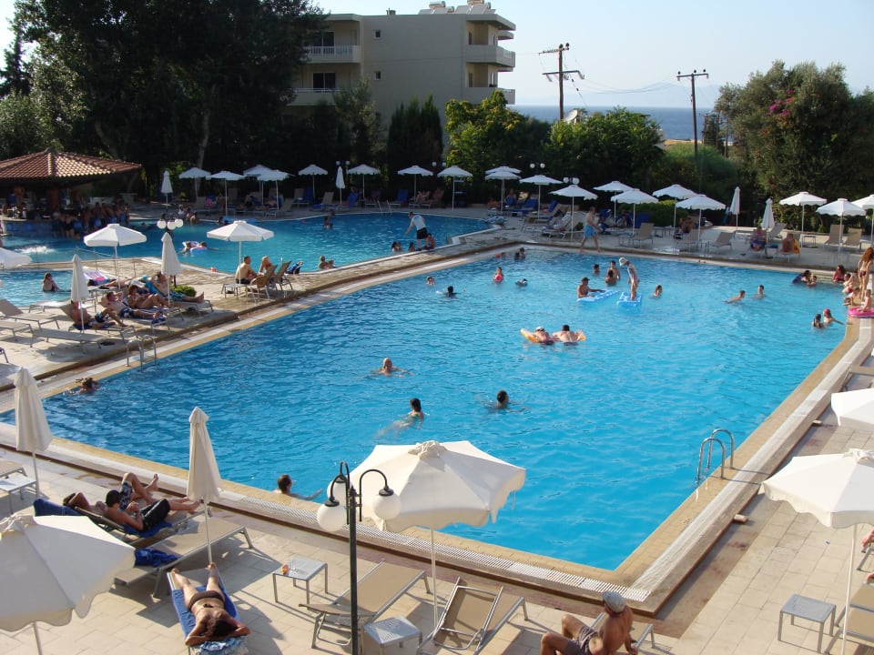 Basen duży i mniejszy po lewej Olympic Palace Resort Hotel & Convention Center