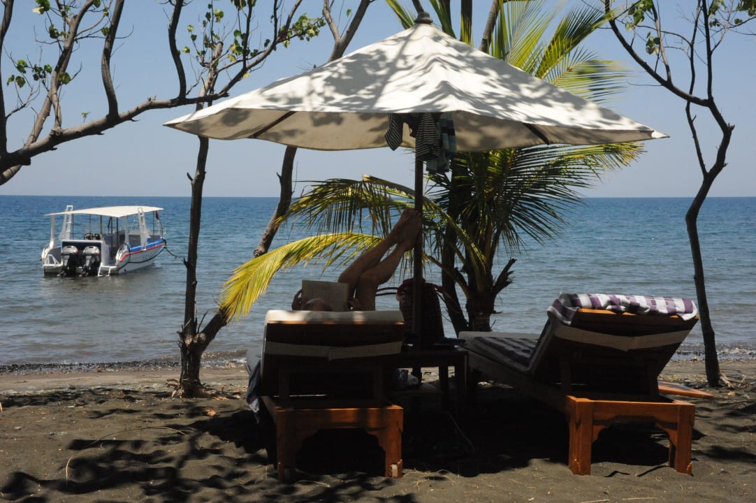 Liegen am Hotelstrand Hotel Matahari Beach Resort & Spa