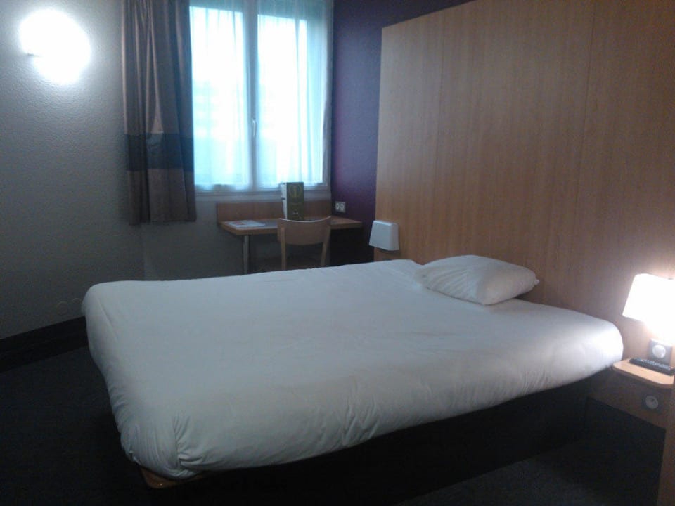 Doppelbett und Schreibtisch (Sicht vom Flur aus) B&B Hotel Orly Rungis Aéroport