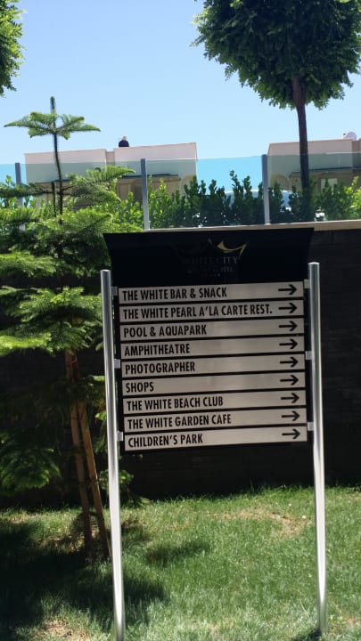 Wegweiser  White City Resort Hotel