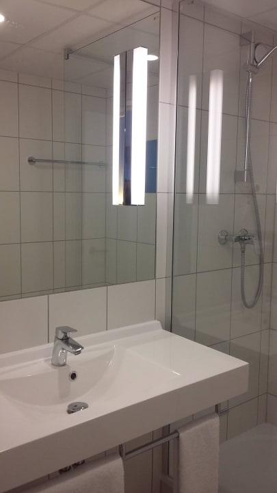 Obszerna łazienka z prysznicem Hotel Novotel Wroclaw