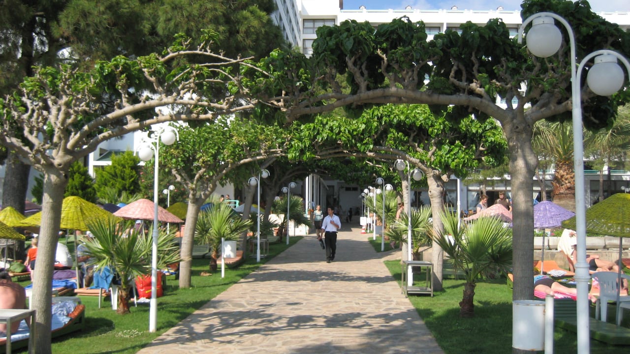 Weg vom Hotel zum Meer Hotel Grand Efe