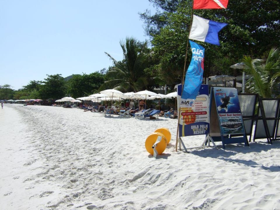 Hotelstrand mit Liegestühlen Sai Kaew Beach Resort