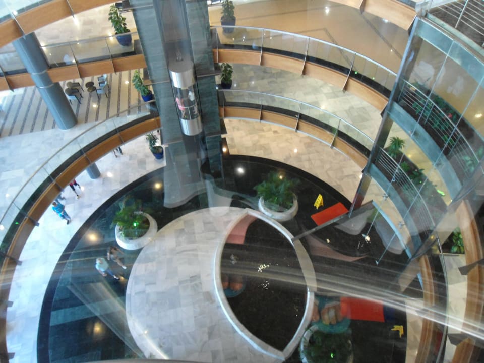 Blick ad gläsernen Aufzug R2 Pajara Beach