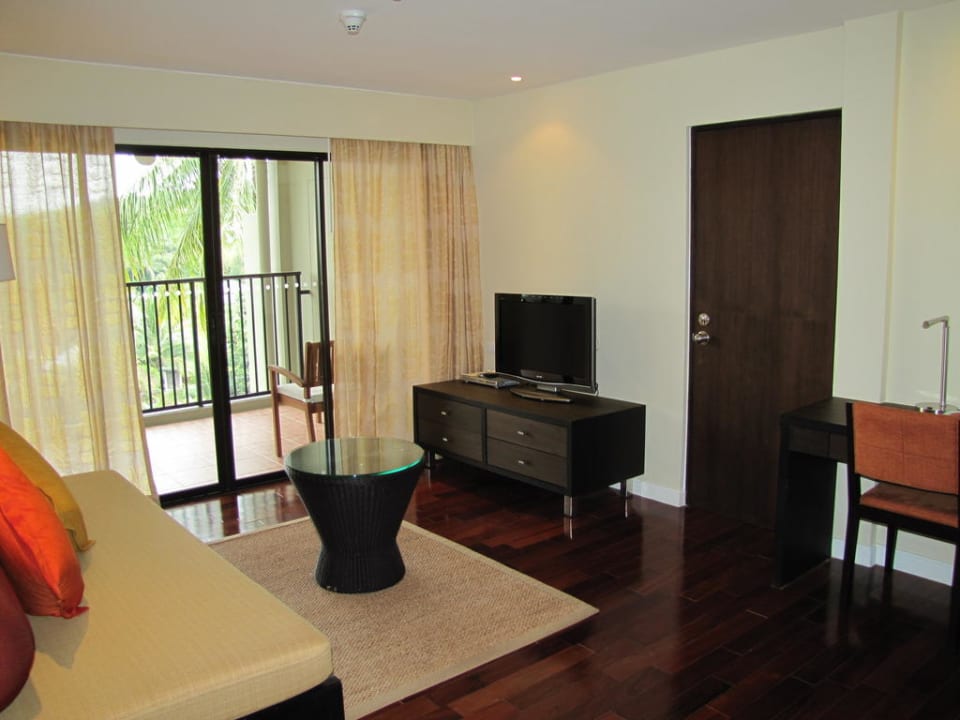 Wohnbereich mit Balkon( Türe zum Nachbarzimmer) Holiday Inn Resort Phuket Surin Beach by IHG