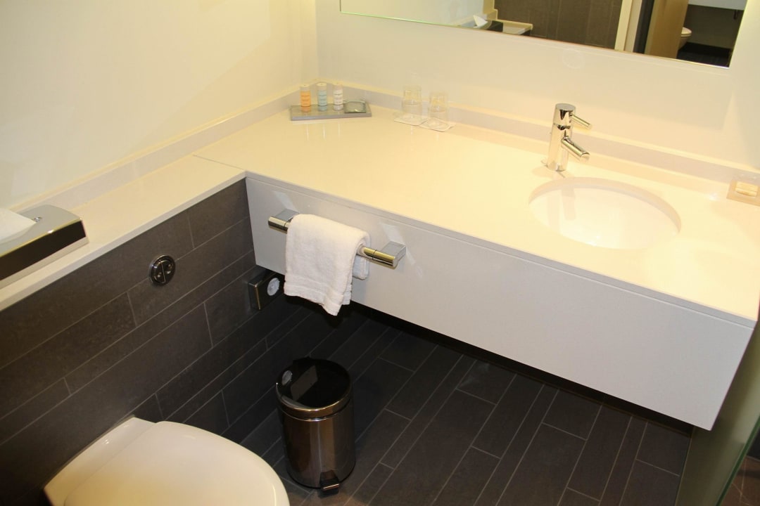 Bathroom Radisson Blu Waterfront Hotel