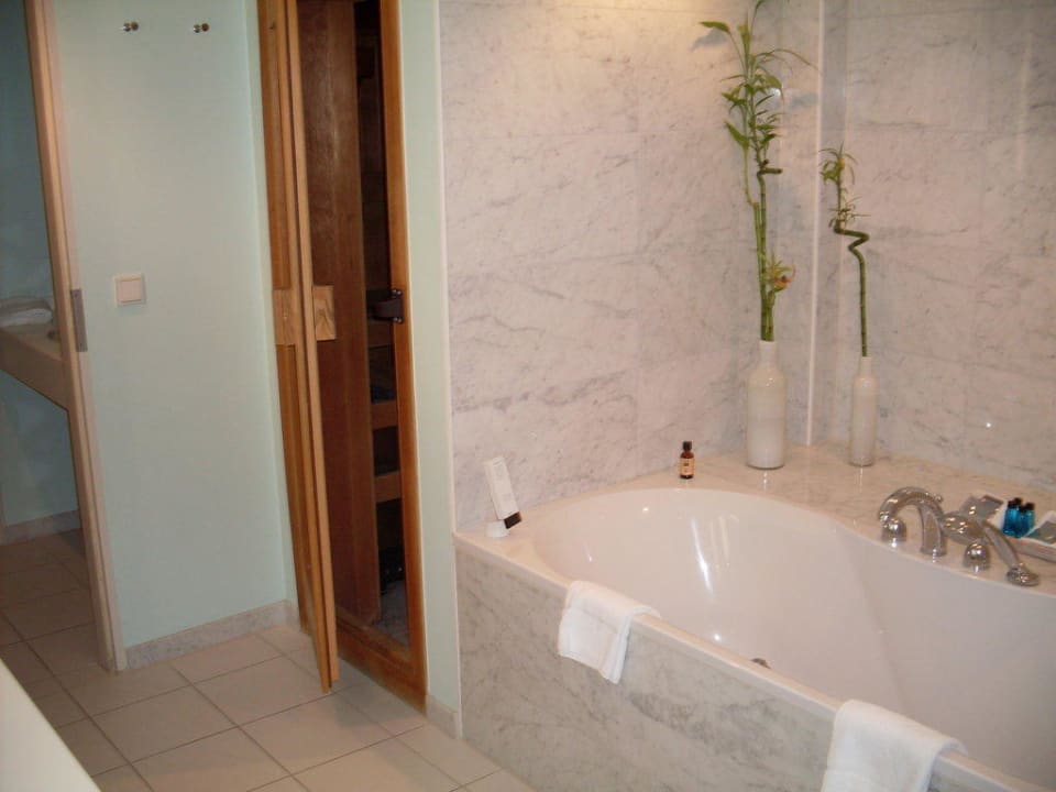 Executive Suite mit Sauna - Das Bad  Sheraton Berlin Grand Hotel Esplanade