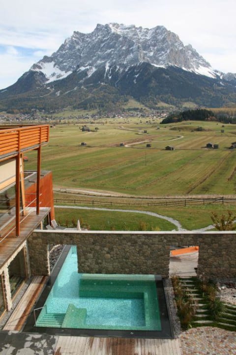 Außenbecken mit Blick auf die Zugspitze Hotel Mohr Life Resort