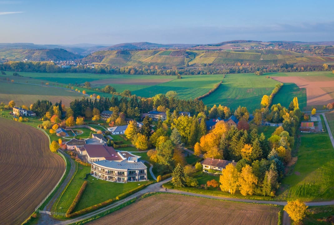 Luftaufnahme Hotelanlage im Herbst Menschels Vitalresort