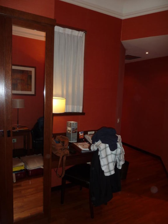 Vorraum mit 2 Sofas, Schrank und Schreibtisch Grand Hotel Adriatico