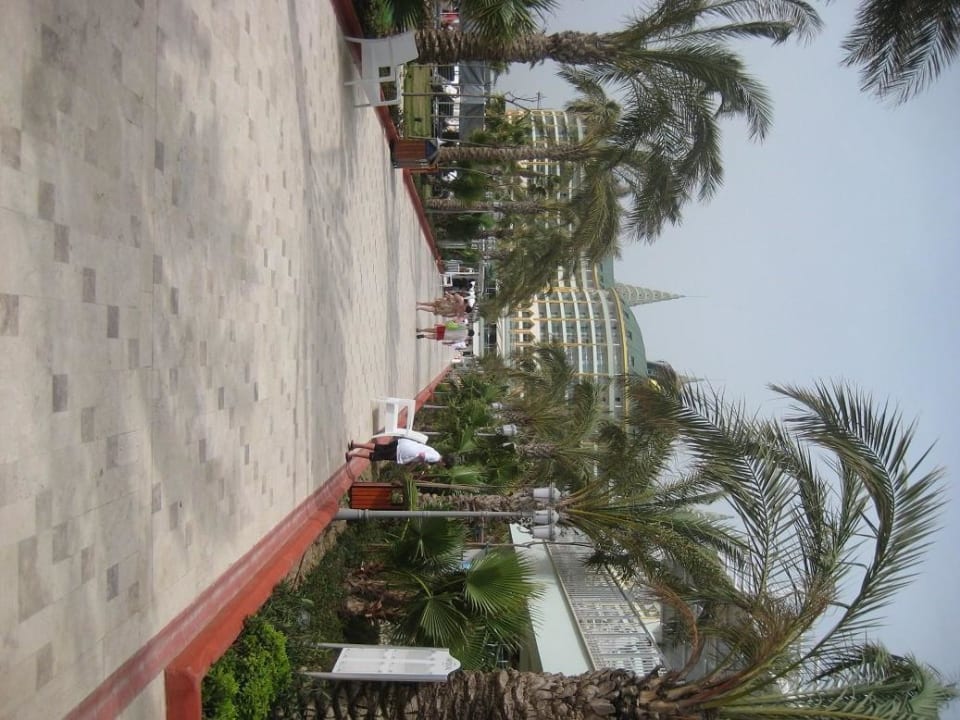 Langer Weg vom Strand zum Hotel Hotel Delphin Imperial
