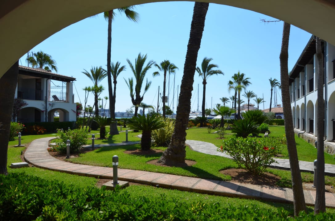 Blick von der Terrasse in den Garten Alcudiamar Marina Residence