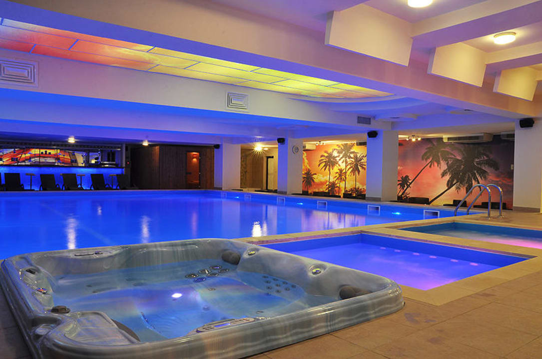 Indoor Pool + jacuzzi Hotel North Star Continental Resort