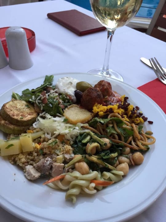 Abendessen vom Büffet Evilion Sea & Sun Hotel