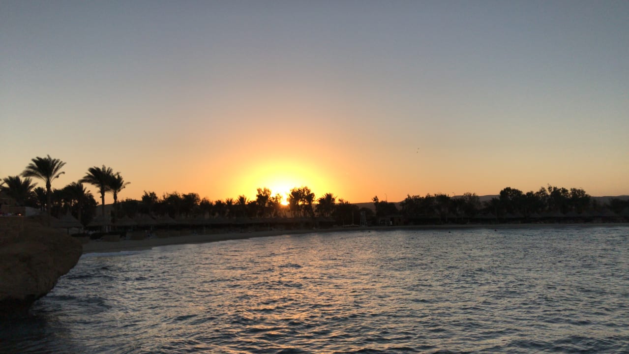 Sonnenuntergang über der Wüste von der Bar aus Mövenpick Resort El Quseir