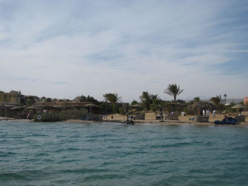 Der Strand vom Steg aus Sultan Bey Hotel, El Gouna