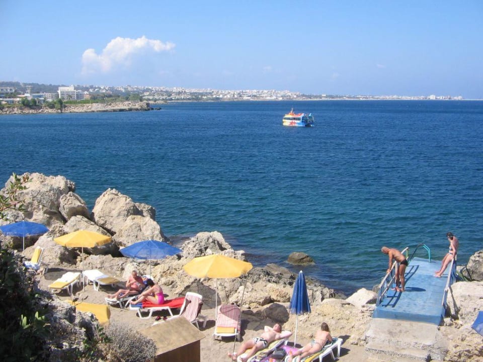 Hotlestrand mit Steg und Treppe ins Meer Kresten Palace Hotel