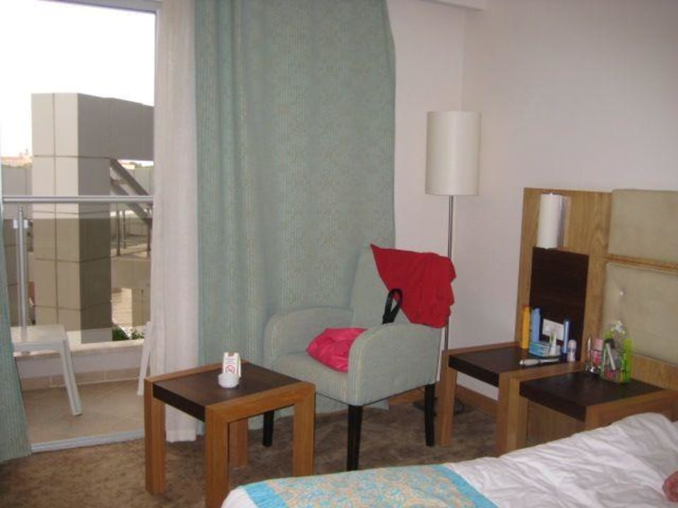 Sitzmöglichkeit im Zimmer (und Balkon) Saturn Palace Resort Hotel