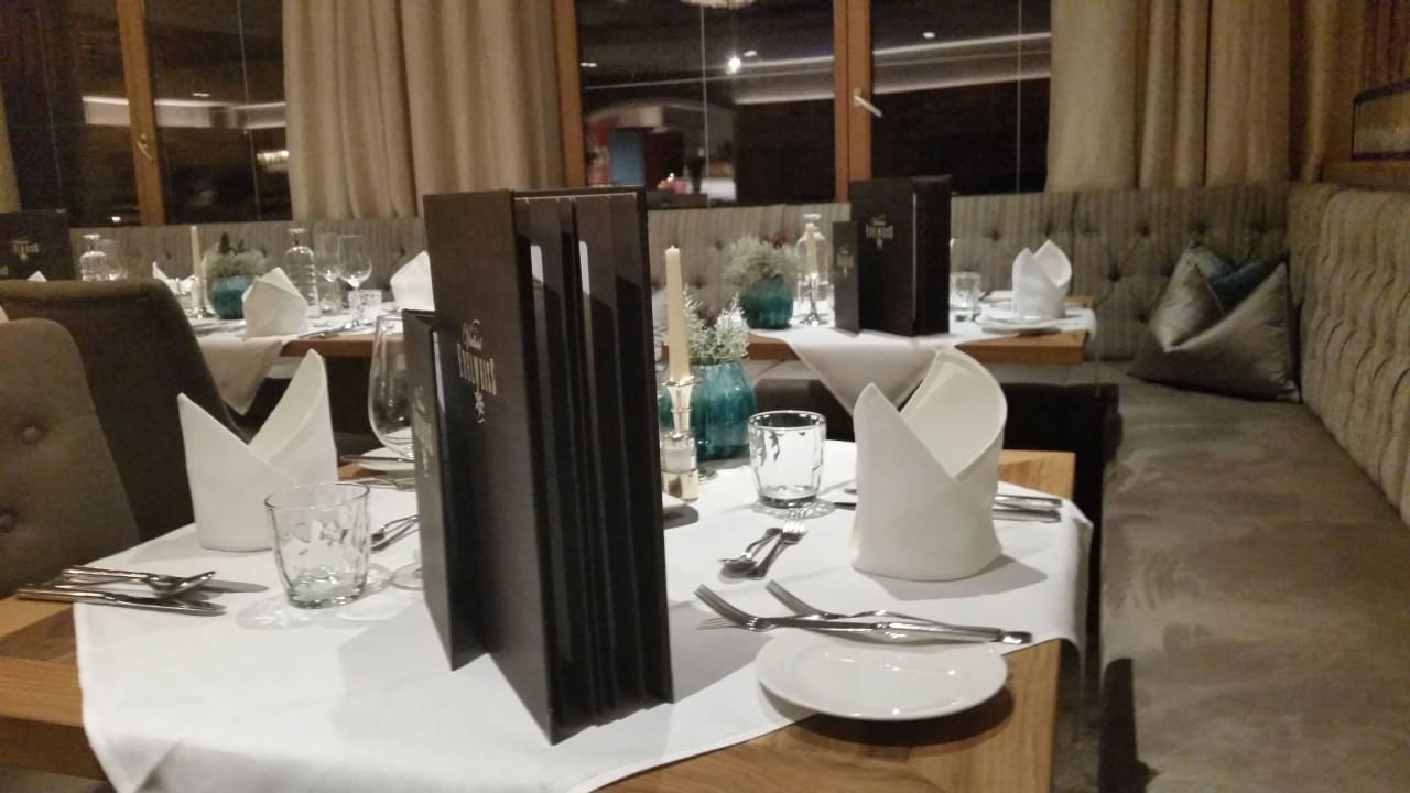 Tische gedeckt für das Abendessen Vitalhotel Edelweiss