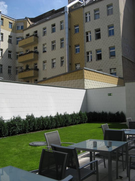 Innenhof Hampton by Hilton Berlin City West