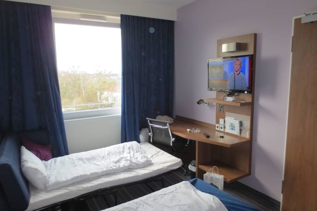 Blick ins Zimmer mit Schlafcouch Holiday Inn Express Friedrichshafen