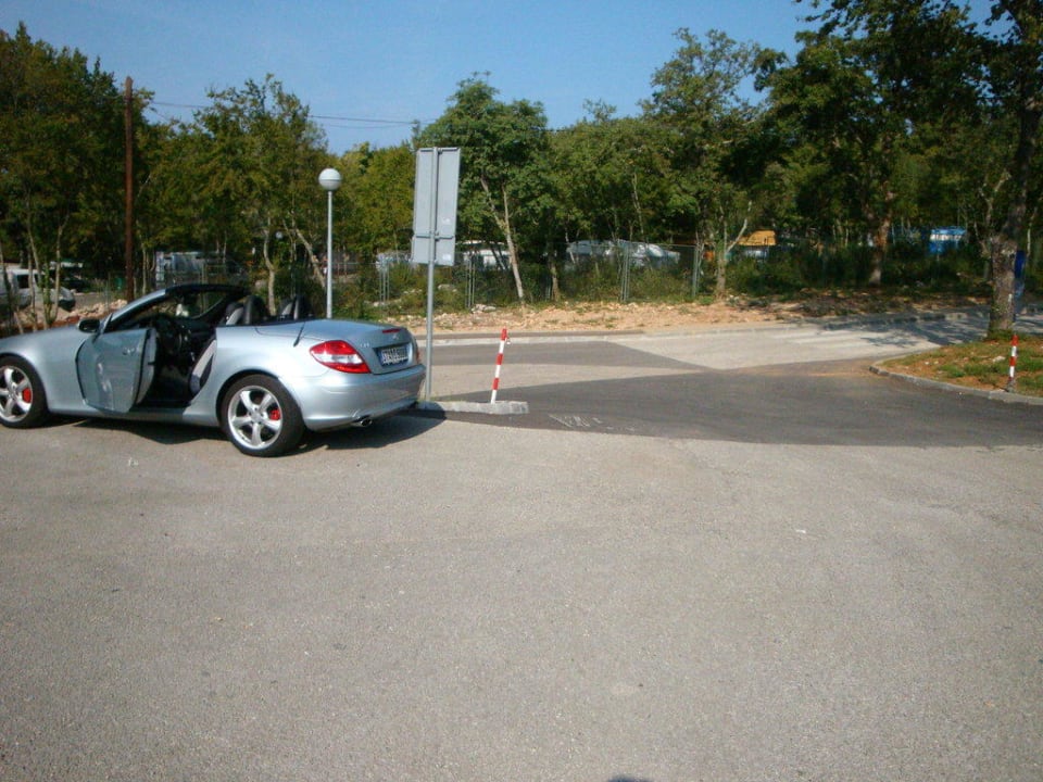 Parkplatz Zufahrt und mein Auto gleich daneben Magal Maradiso Hotel by Aminess