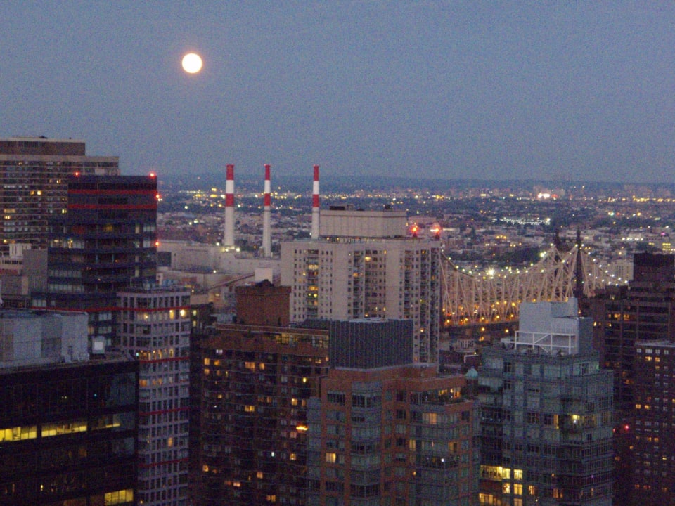 Blick bei Vollmond Richtung Queens The Towers of the Waldorf Astoria