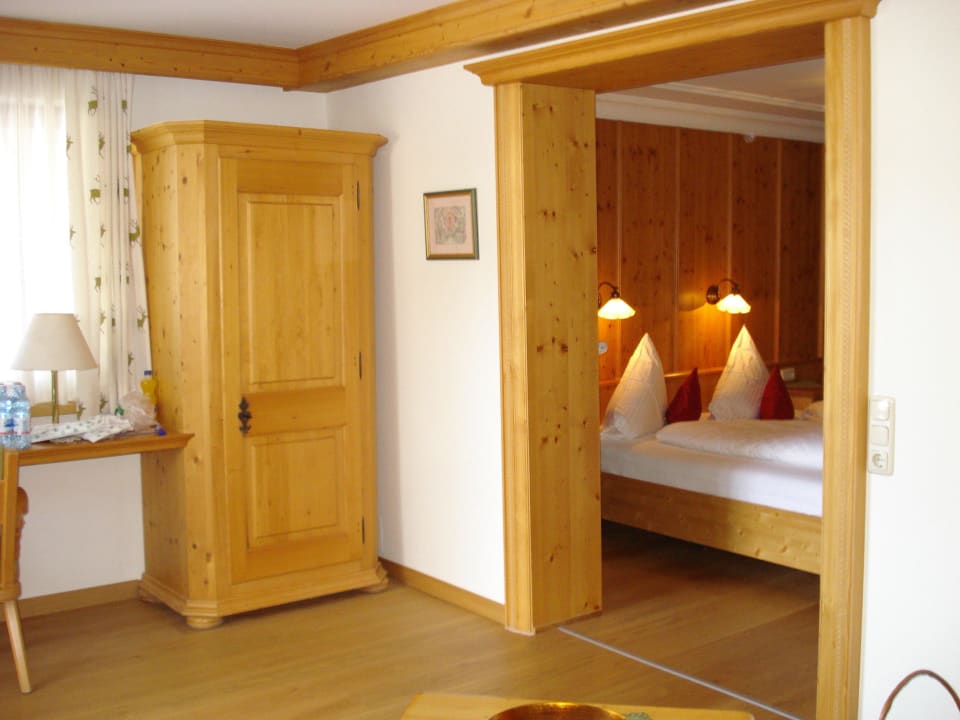 Wohnzimmer mit Blick ins Schlafzimmer Hotel Schartner