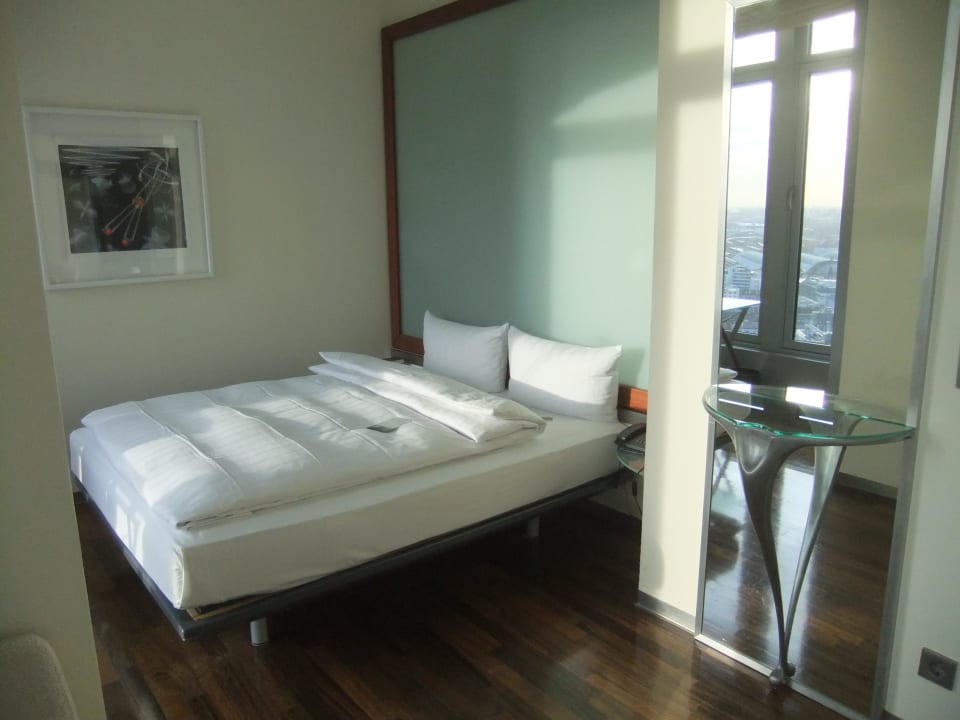 Bett INNSIDE by Meliá Frankfurt Eurotheum