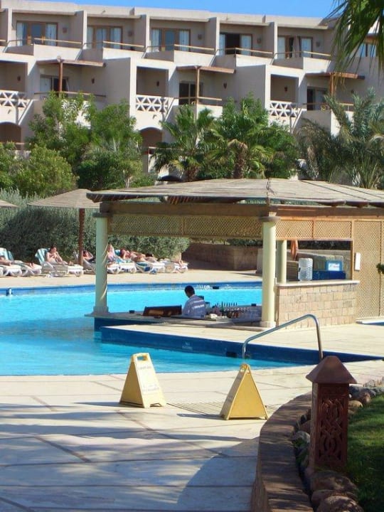 Pool mit Bar Fort Arabesque Resort, Spa & Villas