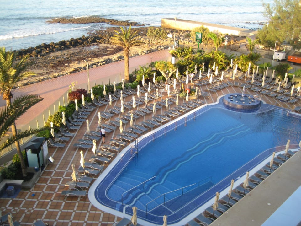 Pool, Blick vom Balkon Hotel Faro, a Lopesan Collection Hotel