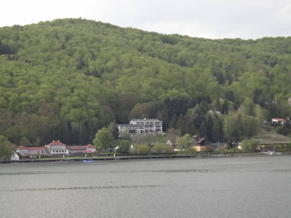  Blick vom See zum Hotel Waldhotel Wiesemann & Apartmenthaus Seeschwalbe