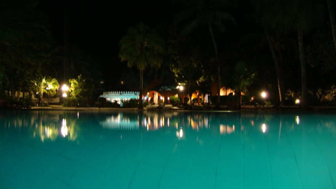 Pool bei Nacht Hotel Southern Palms Beach Resort