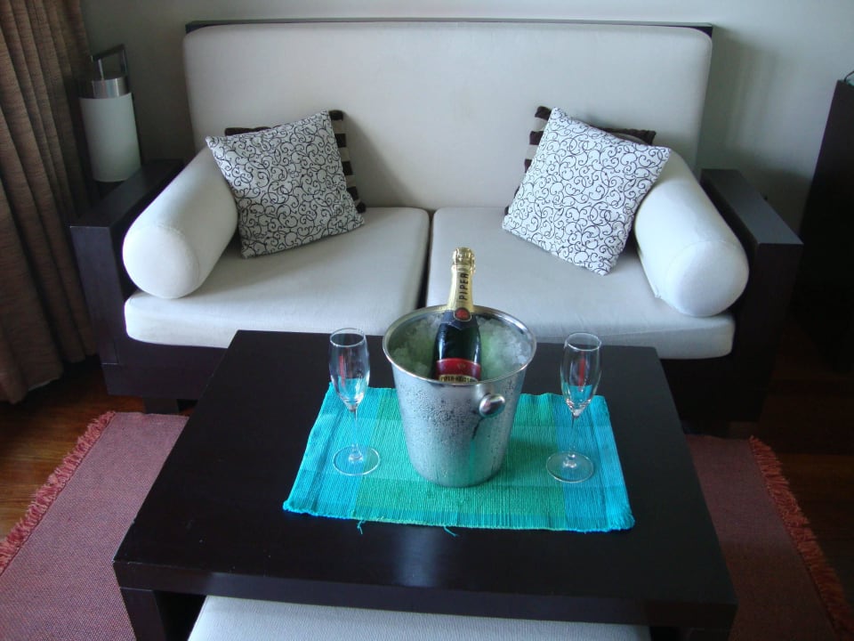 Champagner zur Begrüßung Veligandu Maldives Resort Island