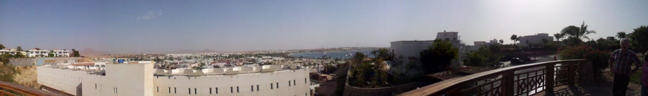 Von der oberen Terrasse Naama Bay Hotel & Resort