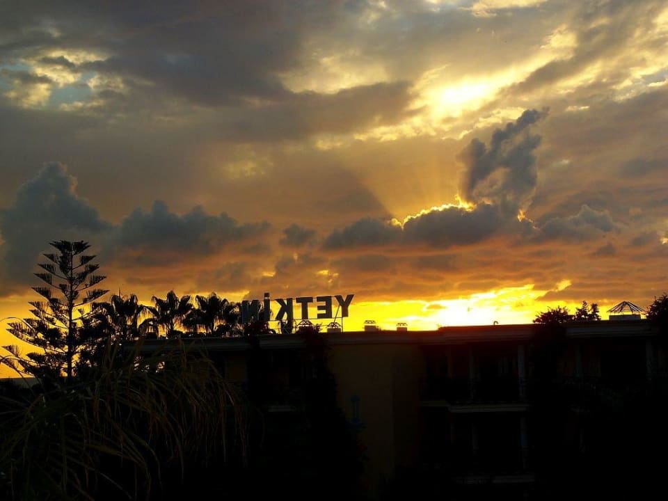 Super Sonnenuntergang über dem Yetkin Hotel Yetkin