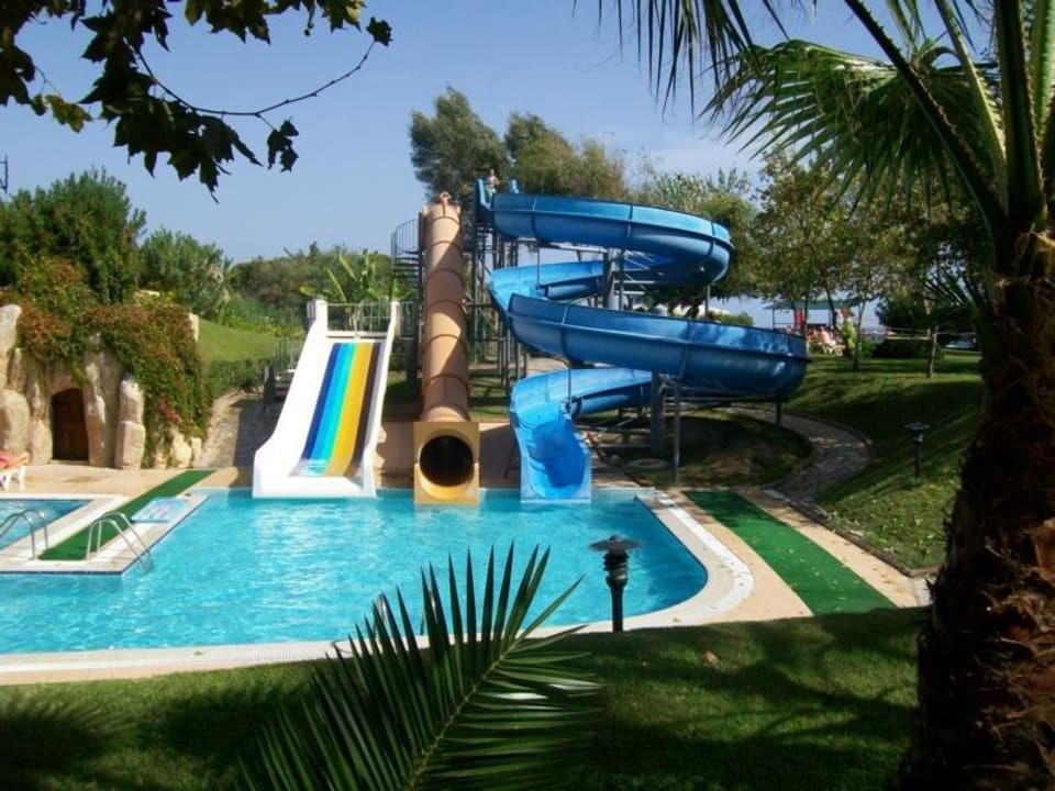 Zweiter Pool mit Rutschen Le Jardin Resort